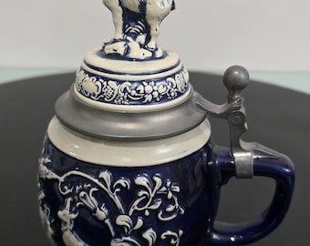 Jarra de cerveza alemana Gerzit vintage con tapa de carnero, tapa de peltre con relieve de ciervo azul cobalto...