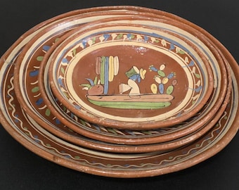 Juego de bandejas apilables de cerámica mexicana vintage Tonala Tlaquepaque pintadas a mano con motivos folclóricos