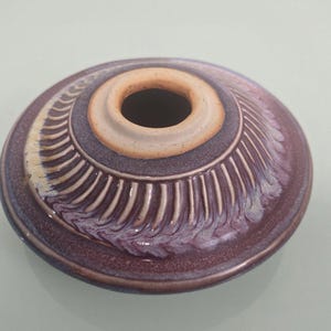 Jarrón pequeño de cerámica vintage de estudio, firmado por “Bay”, con esmalte morado de goteo, 15 cm (6 pulgadas)