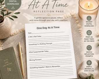 Puede incluir: Una página de reflexión de descarga digital titulada "One Day At A Time" con indicaciones para la reflexión. La imagen incluye una vela encendida, un diario, un bolígrafo y elementos decorativos. La página anima a hacer una pausa, reflexionar y avanzar en el día con intención.