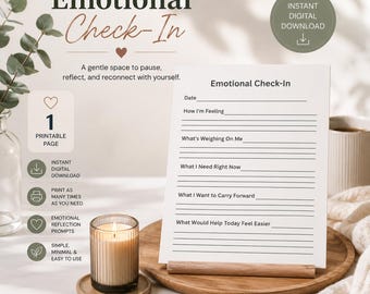 Puede incluir: Una página imprimible de "Verificación Emocional" con indicaciones para la autorreflexión, presentada en un soporte de madera. La imagen incluye una vela encendida, una taza y elementos decorativos, con el texto "Descarga digital instantánea."