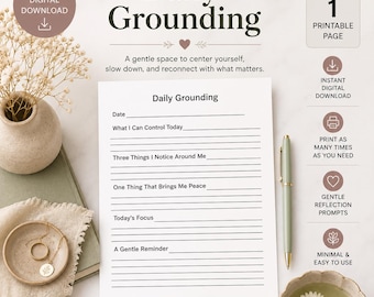 Puede incluir: Una página de diario imprimible "Daily Grounding" con indicaciones para la autorreflexión. La página incluye secciones para la fecha, las cosas que se pueden controlar, las observaciones, la paz, el enfoque y los recordatorios. La imagen también presenta un bolígrafo, un jarrón con flores y objetos decorativos.