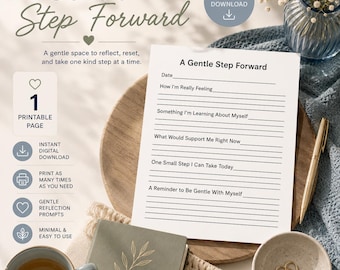 Puede incluir: Una descarga digital imprimible titulada "A Gentle Step Forward". La página blanca presenta indicaciones para la reflexión, incluyendo "Cómo me siento realmente" y "Un pequeño paso que puedo dar hoy". La imagen incluye una taza de café, un diario y elementos decorativos.