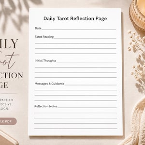 Könnte beinhalten: Eine weiße Daily Tarot Reflection Page mit Linien zum Schreiben, einer Kerze und Trockenblumen. Die Seite enthält Aufforderungen für Datum, Tarot-Lesung, erste Gedanken, Nachrichten und Reflexionsnotizen. Die Worte "Daily Tarot Reflection Page" stehen oben.
