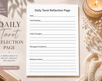 Puede incluir: Una página blanca de reflexión diaria del tarot con líneas para escribir, una vela y flores secas. La página incluye indicaciones para la fecha, la lectura del tarot, los pensamientos iniciales, los mensajes y las notas de reflexión.