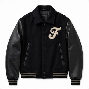 Può includere: Una giacca varsity nera con maniche lunghe in pelle nera, corpo in misto lana e una grande toppa con la lettera F color crema sul petto sinistro. La giacca presenta una chiusura frontale con bottoni a pressione e bordi a coste a righe.