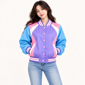 Varsity-jack in pastelkleuren, bomberjack met sublimatieprint voor dames