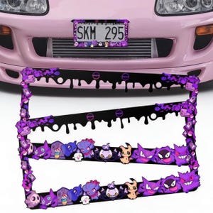 Puede incluir: Un coche rosa con una matrícula que dice "SKM 295". Un marco de matrícula negro con personajes de dibujos animados morados y un diseño de pintura que gotea está delante del coche.