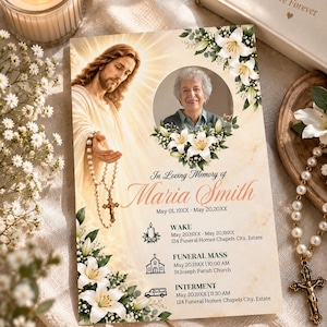 Op de afbeelding: Een uitvaartprogrammakaart met een illustratie van Jezus die een rozenkrans vasthoudt, een ronde foto van een oudere vrouw en witte lelies. De tekst luidt In Loving Memory of Maria Smith, met details voor de wake, uitvaartmis en begrafenis.