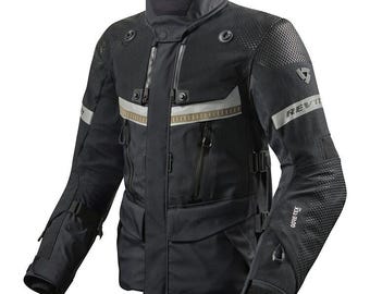 REV'IT! Dominator 3 GTX-motorjas met Gore-Tex-waterdichtheid en klaar voor avontuur. Perfect voor toeren en rijden onder alle weersomstandigheden.