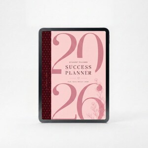 Puede incluir: Una tableta digital que muestra un planificador de éxito para estudiantes de magisterio 2026. La portada tiene un fondo rosa claro con el texto 2026 en rosa oscuro, un panel lateral granate con puntos blancos y arte lineal floral con el texto Plan Teach Reflect Grow.