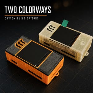 Puede incluir: Dos dispositivos electrónicos rectangulares con pantallas negras y carcasas texturizadas. Uno es naranja y negro, mientras que el otro es de color blanco roto translúcido. El texto "TWO COLORWAYS" y "CUSTOM BUILD OPTIONS" aparece arriba.