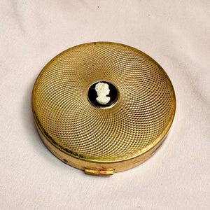 Vintage Volupte USA Gold Tone Powder Compact with Cameo | Mid Century Vanity Mirror | Hollywood Regency Makeup Compact