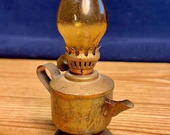 Antieke miniatuur poppenhuis messing kerosine olielamp barnsteen glazen schoorsteen sprookjeslamp