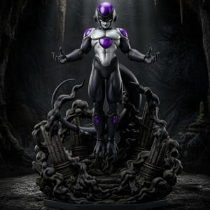 Op de afbeelding: Gedetailleerd beeldje van een personage uit de Dragon Ball-serie. Het beeldje is voornamelijk zwart, zilver en paars, met een dreigende pose. Het staat op een donkere, rokerige basis met architecturale elementen, tegen een schaduwrijke, grotachtige achtergrond.
