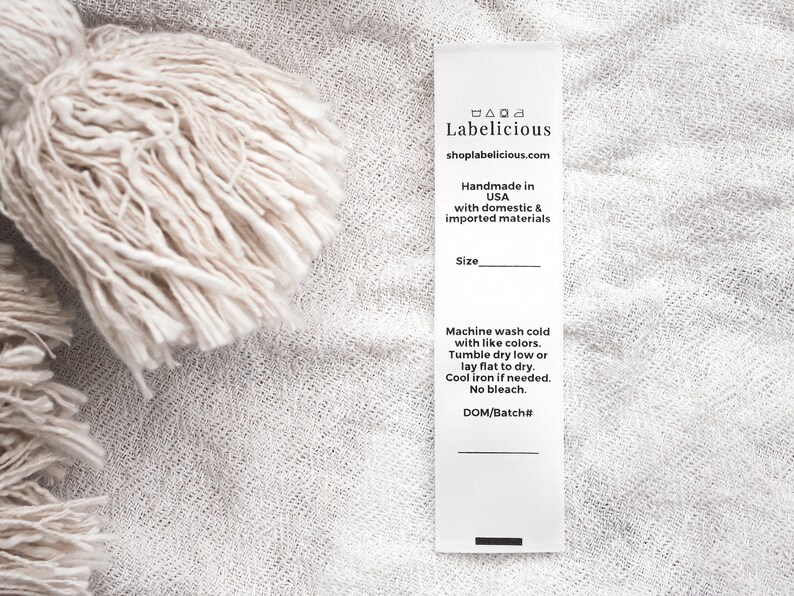 Pode incluir: Etiqueta de cuidados branca com texto preto. Labelicious shoplabelicious.com Feito &agrave; m&atilde;o nos EUA com materiais nacionais e importados. Tamanho. Lavar &agrave; m&aacute;quina com &aacute;gua fria com cores semelhantes. Secar na m&aacute;quina em temperatura baixa ou secar em plano. Passar a ferro em temperatura baixa, se necess&aacute;rio. N&atilde;o alvejar. DOM/Batch#