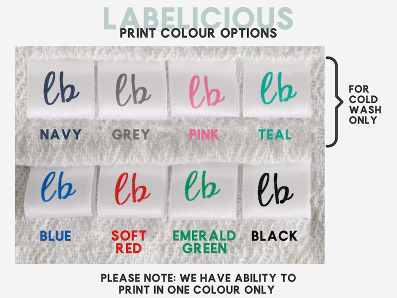 Pode incluir: Uma amostra de tecido branco com oito op&ccedil;&otilde;es de cores diferentes para imprimir etiquetas. As cores s&atilde;o azul marinho, cinza, rosa, turquesa, azul, vermelho suave, verde esmeralda e preto. O texto "lb" est&aacute; impresso em cada amostra. O texto "PRINT COLOUR OPTIONS" est&aacute; na parte superior da imagem. O texto "FOR COLD WASH ONLY" est&aacute; no lado direito da imagem. O texto "PLEASE NOTE: WE HAVE ABILITY TO PRINT IN ONE COLOUR ONLY" est&aacute; na parte inferior da imagem.