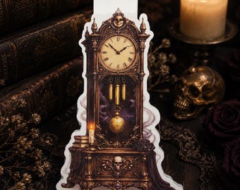 Könnte beinhalten: Ein Lesezeichen mit einer detaillierten Illustration einer antiken Standuhr. Die Uhr ist braun mit goldenen Akzenten, einem Totenkopf oben und einem Pendel. Eine kleine Kerze und Bücher sind ebenfalls abgebildet. Der Hintergrund ist dunkel und gotisch.