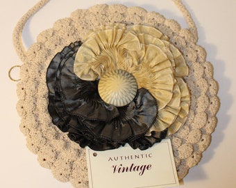 Abigail, Bridal Line, Sac à main rond écru au crochet, époque dépression des années 1930, anse, grande rosace yin-yang