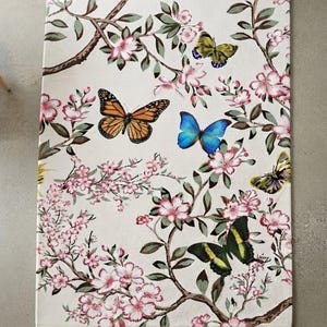 Teppich mit Schmetterlings- und Blumenmuster, Botanischer Blumengarten-Teppich, Verspielte Natur-Wohndekoration, Cottagecore-Fußmatte, Frühlings-Wohnzimmerteppich