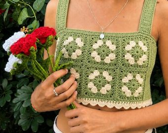 Patrón de top corto de ganchillo cuadrado estilo abuela en color verde salvia, con dobladillo festoneado estilo bohemio (descarga en PDF)