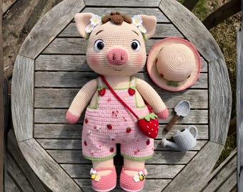 Patrón de cerdito fresa – Muñeca para vestir del jardín de fresas (Descarga en PDF)
