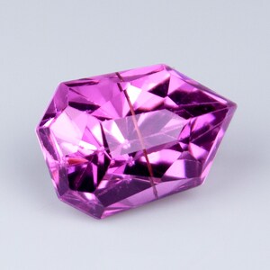 1/1 leuchtend magenta-rosa Spinell, konkav facettiert, individueller Schildschliff, freier geometrischer Edelstein für die Schmuckherstellung, handgefertigter Schliff