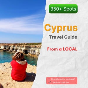 Peut inclure: Guide de voyage pour Chypre avec le texte "Cyprus Travel Guide From a LOCAL" et "350+ Spots". L'image montre une personne en veste rouge surplombant la mer et les falaises.