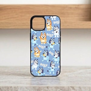 Pu&ograve; includere: Custodia per telefono nera con un motivo ripetuto di cani dei cartoni animati su sfondo azzurro. La parola "Bluey" &egrave; stampata sulla custodia. La custodia ha un ritaglio per la fotocamera e un bordo nero.