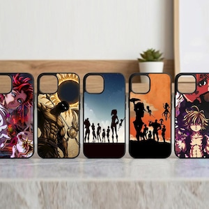 Puede incluir: Cinco fundas negras para teléfono con gráficos coloridos de estilo anime. Las fundas presentan varios personajes y escenas, incluyendo siluetas contra un atardecer e ilustraciones detalladas. Las fundas se exhiben sobre una superficie clara.