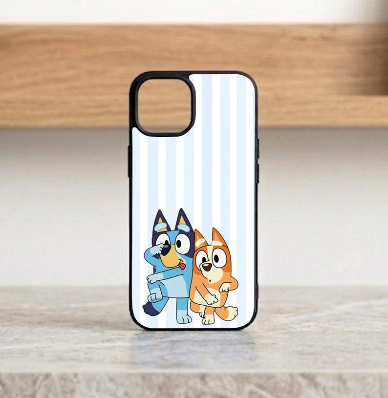 Pu&ograve; includere: Custodia nera per iPhone con un'illustrazione a cartoni animati di due cani. La custodia ha uno sfondo bianco con strisce verticali azzurre. I cani sono blu e arancioni, con contorni neri.