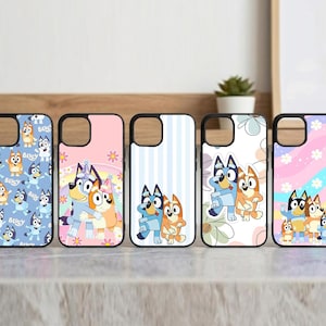 Pu&ograve; includere: Cinque custodie nere per telefono con disegni colorati raffiguranti personaggi dei cartoni animati. Le custodie hanno sfondi diversi, tra cui motivi blu, rosa con fiori e bianco con strisce blu. Le custodie sono realizzate in plastica rigida.