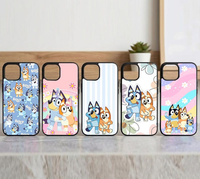 Pu&ograve; includere: Cinque custodie nere per telefono con disegni colorati raffiguranti personaggi dei cartoni animati. Le custodie hanno sfondi diversi, tra cui motivi blu, rosa con fiori e bianco con strisce blu. Le custodie sono realizzate in plastica rigida.