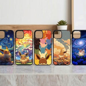Può includere: Cinque custodie per telefono con bordi neri, ognuna con un design colorato diverso. I design includono una notte stellata, un cielo arcobaleno, una collezione di orecchie colorate, un campo di fiori e una galassia con una creatura.