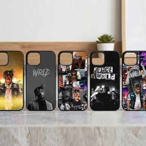 Op de afbeelding: Een verzameling telefoonhoesjes met diverse ontwerpen. Eén hoesje toont een portret met een gele en oranje achtergrond. Een andere hoes is zwart met het woord "WRD" in wit. Andere hoesjes hebben collage-ontwerpen en de tekst "Juice WRLD".
