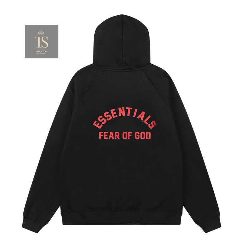 Op de afbeelding: Een zwarte hoodie met lange mouwen en de tekst ESSENTIALS FEAR OF GOD in een opvallend rood lettertype op de achterkant. Het kledingstuk heeft een capuchon, lange mouwen met geribbelde boorden en een rechte zoom in een effen zwarte kleur.