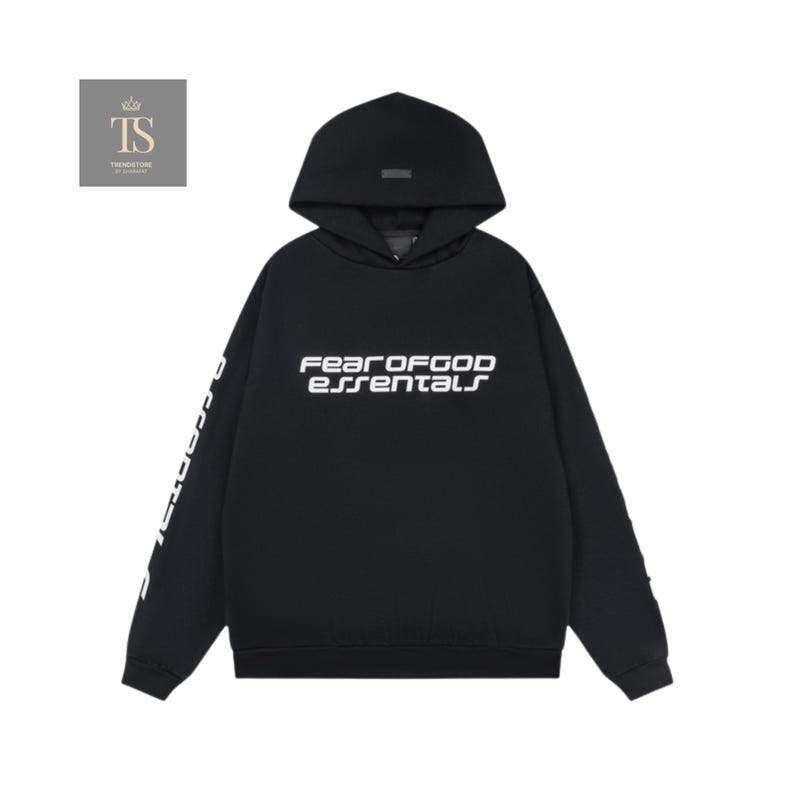 K&ouml;nnte beinhalten: Schwarzer Kapuzenpullover mit dem wei&szlig;en Schriftzug "FEAR OF GOD essentials" auf der Brust. Der Kapuzenpullover hat eine Kapuze und der Markenname ist auch auf dem linken &Auml;rmel aufgedruckt. Der Hoodie ist aus weichem Material.