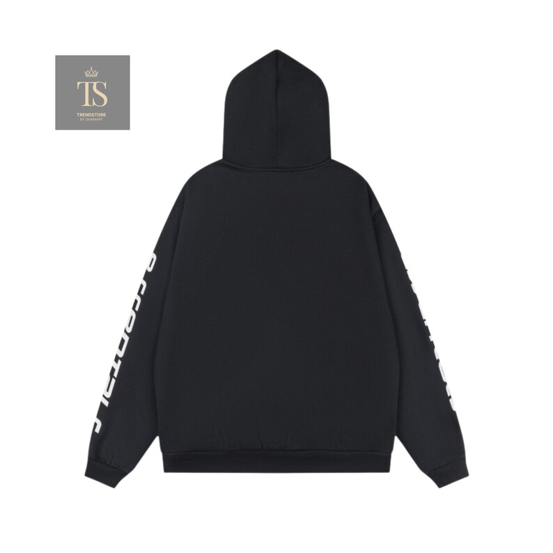 K&ouml;nnte beinhalten: Schwarzer Kapuzenpullover mit wei&szlig;em Text auf den &Auml;rmeln. Der Kapuzenpullover hat eine Kapuze und ein schlichtes Design. Der Text auf den &Auml;rmeln lautet "ESSENTIALS". Der Kapuzenpullover ist aus einem weichen Material gefertigt.