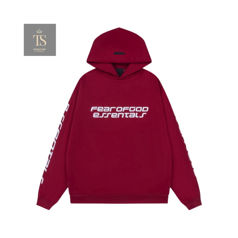 K&ouml;nnte beinhalten: Ein weinroter Kapuzenpullover mit dem wei&szlig;en Text "FEAR OF GOD essentials" auf der Brust. Die &Auml;rmel haben ebenfalls wei&szlig;en Text. Der Hoodie hat eine Kapuze und ein kleines schwarzes Etikett auf der Kapuze.