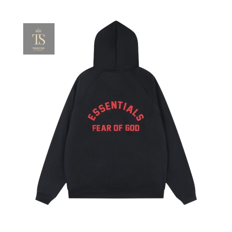 Może przedstawiać: Czarna bluza z kapturem i długimi rękawami. Z tyłu bluzy znajduje się czerwony napis "ESSENTIALS FEAR OF GOD" w łukowatym kształcie. Bluza wykonana jest z miękkiego materiału.