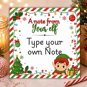 Könnte beinhalten: Eine quadratische Weihnachtskarte mit rot-grün gestreiftem Rand, einer bunten Lichterkette und festlichen Symbolen wie Tannenbaum, Stechpalme und Geschenken. Der Text lautet A note from Your elf und Type your own Note mit einer Elfen-Illustration.