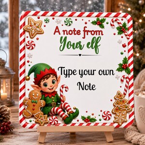 Könnte beinhalten: Ein quadratisches Schild mit rot-weißem Zuckerstangenrand und dem Text A note from Your elf sowie Type your own Note. Das Design zeigt einen Cartoon-Elfen, einen Lebkuchenmann, Zuckerstangen, Pfefferminzbonbons und Stechpalmenzweige.
