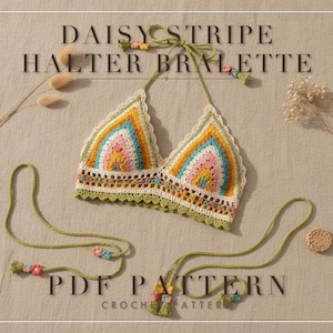 Puede incluir: Un bralette halter de ganchillo con un patrón de rayas multicolor en tonos verde salvia, amarillo, naranja, turquesa y rosa. La prenda incluye un borde blanco festoneado, lazos largos verde salvia con flores y el texto DAISY STRIPE HALTER BRALETTE PDF PATTERN.