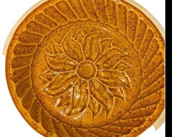 Stampo da forno in ceramica vintage a forma di girasole e targa da parete da appendere, anni '70, colore senape.
