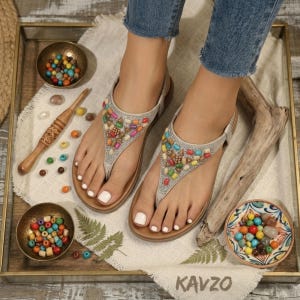 Boho pärlfärgade platta sandaler, flerfärgade sommarremmar, elastisk fotledsrem, PU-läder, romersk stil