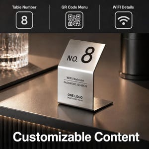Könnte beinhalten: Ein L-förmiges Tischschild aus gebürstetem Metall mit dem Text No. 8, WIFI: Welcome, PASSWORD: 12345678 und ONE.LOGO (Add LOGO here). Das Schild dient zur Anzeige von Tischnummern, QR-Code-Menüs und WLAN-Zugangsdaten in der Gastronomie.