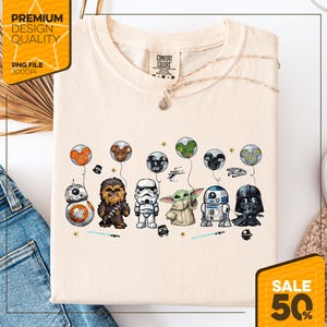 Może przedstawiać: Kremowa koszulka z postaciami z Gwiezdnych Wojen i balonami Myszki Miki. Postacie to BB-8, Chewbacca, Szturmowiec, Grogu, R2-D2 i Darth Vader. Koszulka ma napis "COMFORT COLORS" i "SALE 50%" w prawym dolnym rogu.