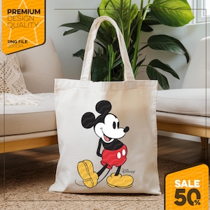 Pu&ograve; includere: Borsa tote color crema con una grafica di Mickey Mouse sorridente con pantaloncini rossi, scarpe gialle e orecchie nere. La borsa ha manici lunghi e il logo Disney. L'immagine include anche il testo "Premium Design Quality" e "PNG File 300DPI".