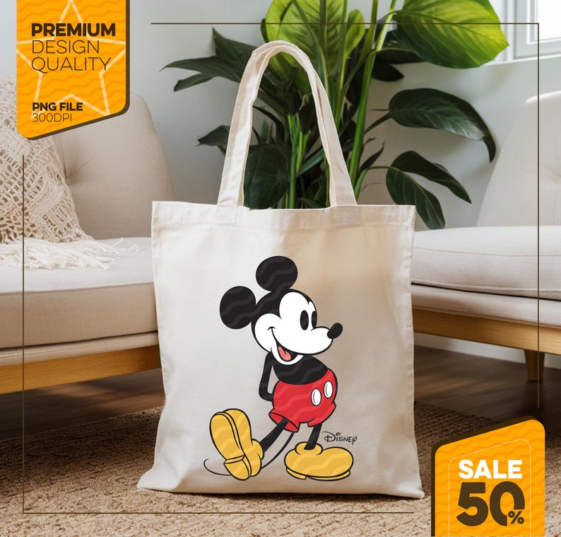 Pu&ograve; includere: Borsa tote color crema con una grafica di Mickey Mouse sorridente con pantaloncini rossi, scarpe gialle e orecchie nere. La borsa ha manici lunghi e il logo Disney. L'immagine include anche il testo "Premium Design Quality" e "PNG File 300DPI".