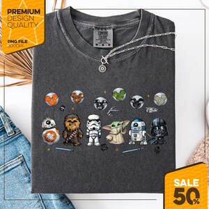 Może przedstawiać: Ciemnoszara koszulka Comfort Colors z motywem postaci z Gwiezdnych Wojen. Projekt zawiera BB-8, Chewbaccę, Szturmowca, Grogu, R2-D2 i Dartha Vadera. Koszulka ma r&oacute;wnież tekst "Premium Design Quality" i "PNG File 300DPI".